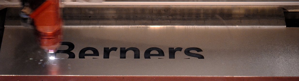 Gravur des Firmennamens Berners, Nahaufnahme